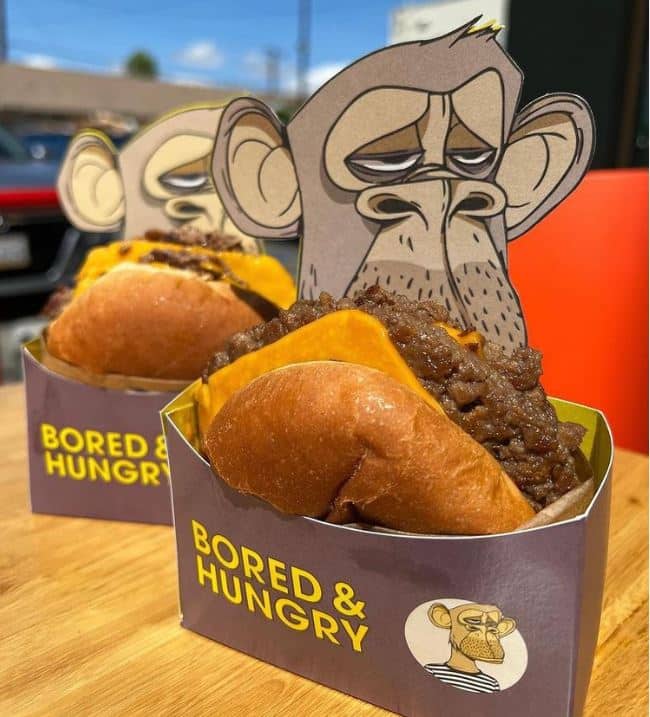 Bored & Hungry NFT 餐厅的两个 Bored Ape 主题汉堡的图片