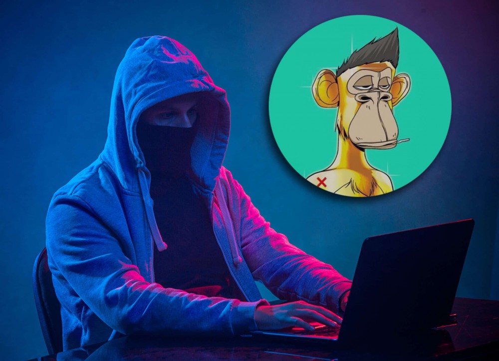 蒙面电脑黑客在彩色工作室背景下用笔记本电脑窃取信息