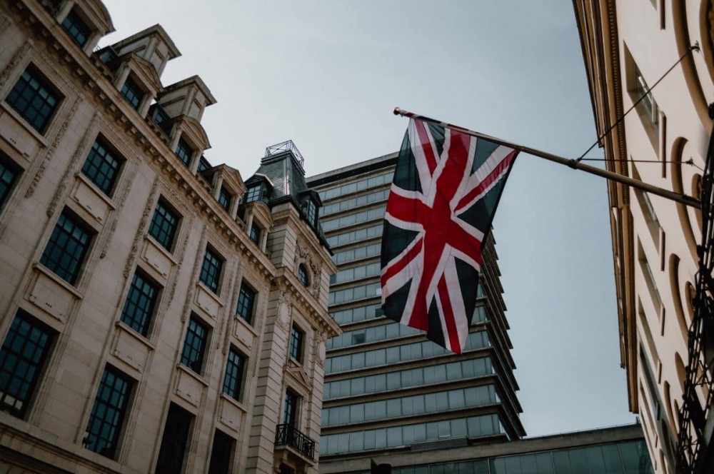 建筑物间悬挂的英国国旗 NFT 法规
