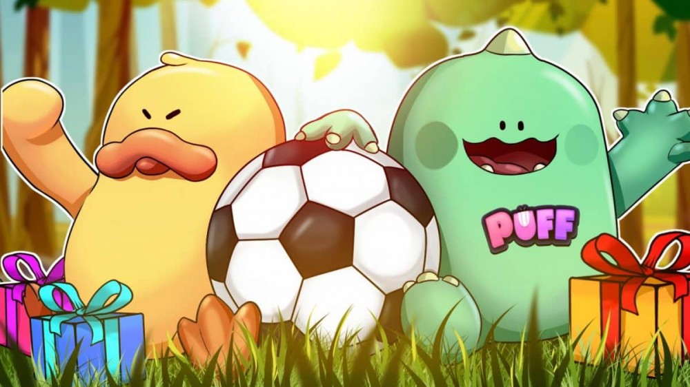 一只黄鸭和一只绿犀牛坐在草地上，旁边放着一个足球。