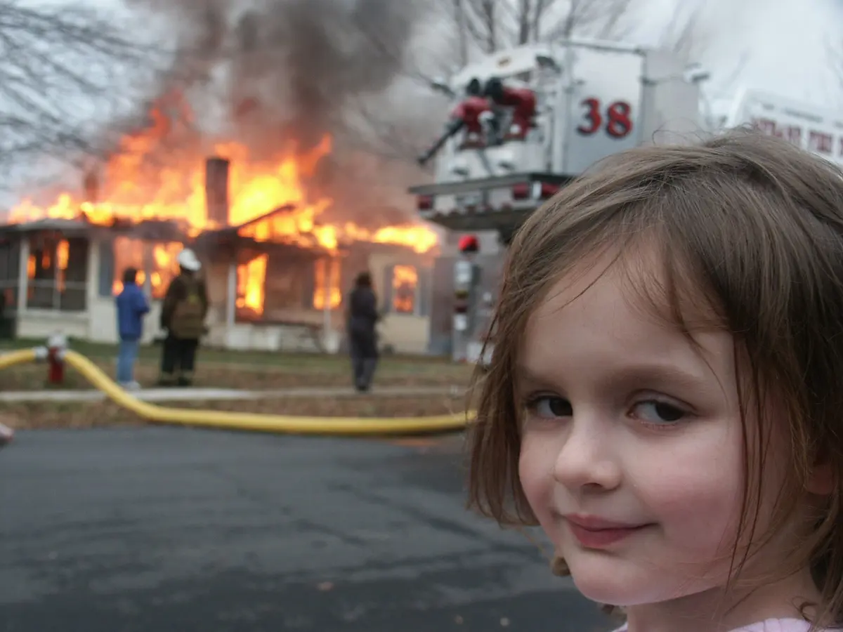 背景是房子着火的灾难女孩模因
