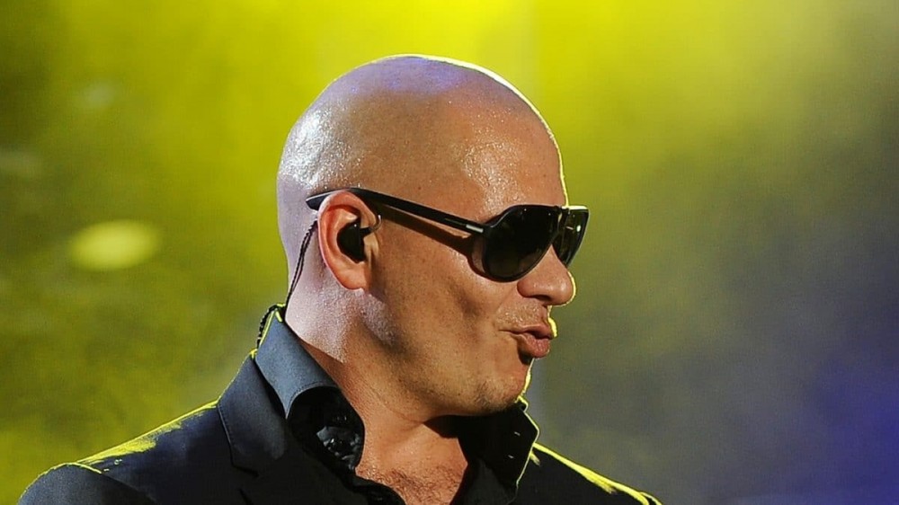 格莱美奖得主 Pitbull 的形象，他也是 Unitea 董事会成员。