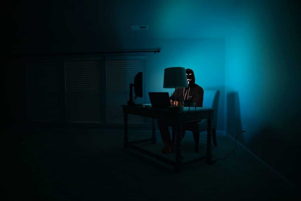 坐在电脑前的加密黑客