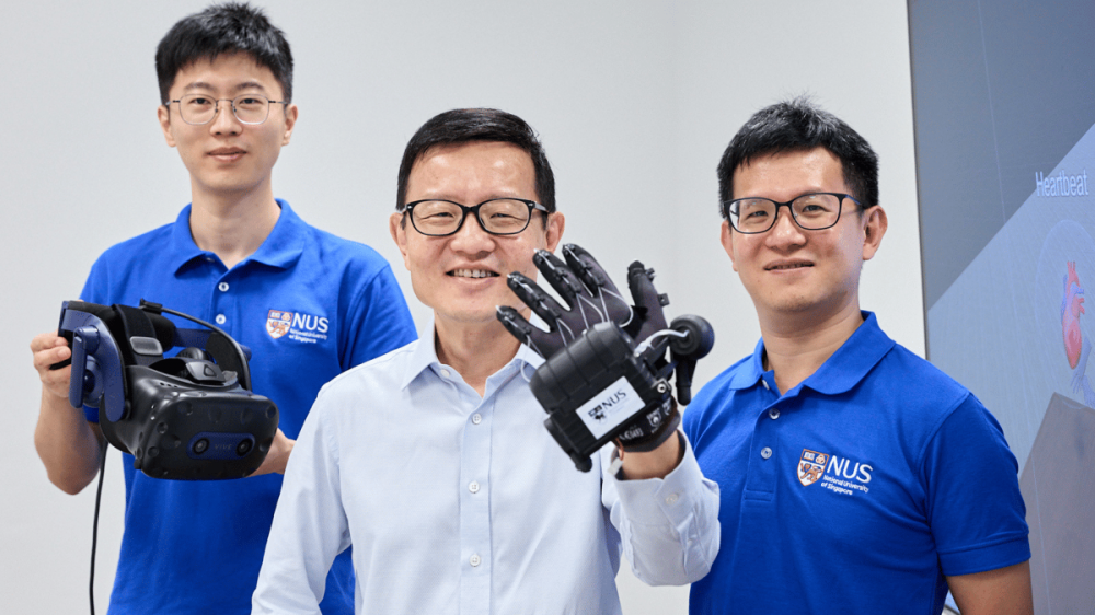 三名男子站在白色背景前，支持新加坡大学 VR 手套。