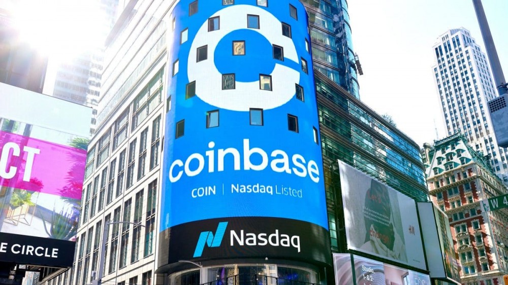 招牌上的图片，Coinbase 的标志，这是宣布 2023 年大规模裁员的加密货币公司之一