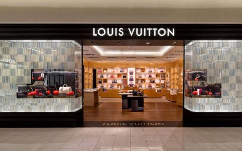 Louis Vuitton 售出 41,000 美元的 NFT 套装“Treasure Chest”