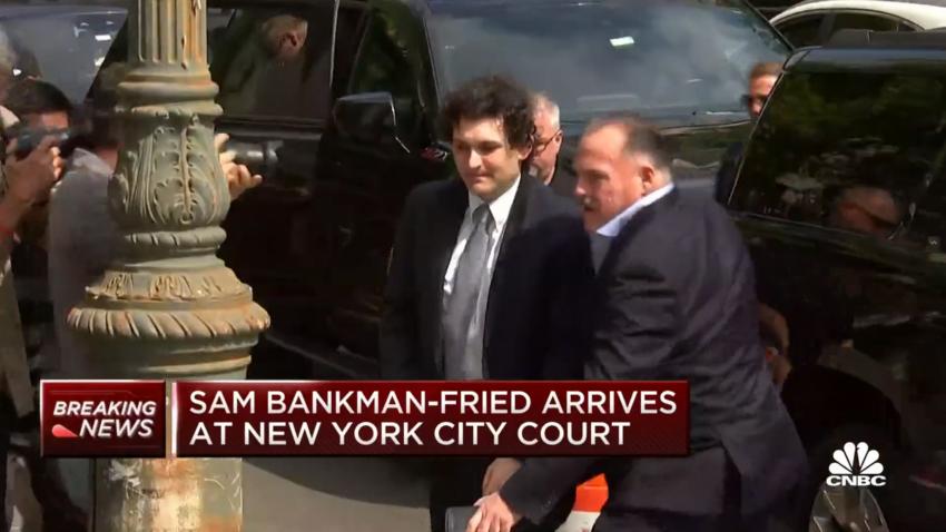 Sam Bankman-Fried 抵达法庭。