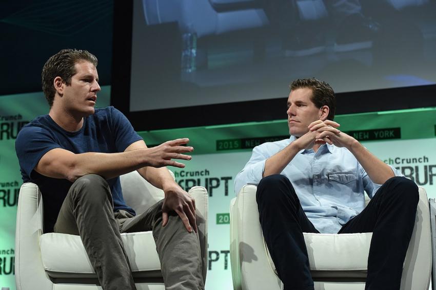Winklevoss Capital 联合创始人 Tyler Winklevoss（左）和 Cameron Winklevoss 在 TechCrunch Disrupt NY 2015 期间登台演讲。