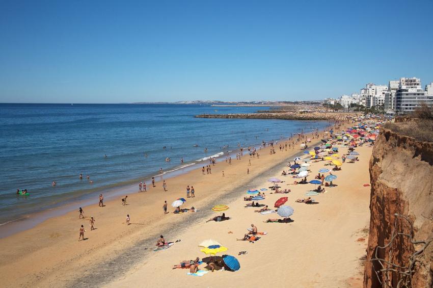 葡萄牙阿尔加维夸尔泰拉镇以西的新堡海滩的照片。